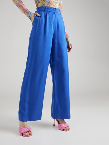Monki - Perna larga Calças com pregas em azul: frente