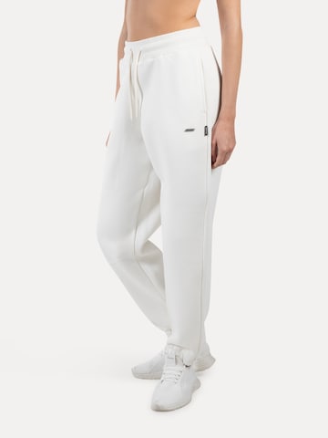 Effilé Pantalon Smilodox en blanc