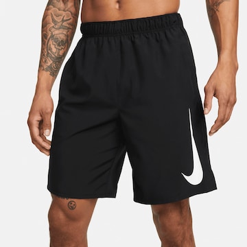 NIKE Regular Sportshorts in Schwarz