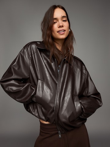 Bershka Välikausitakki värissä ruskea: etupuoli