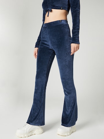 VIERVIER Flared Pants 'Luna' in Blue: front