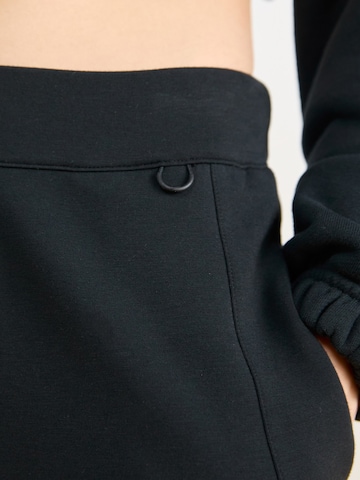 NIKE Tapered Sportbyxa '24.7' i svart