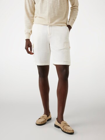 GUESS Regular Cargo Pants in White: front