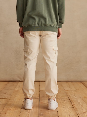 DAN FOX APPAREL - Tapered Calças cargo 'Damon' em branco