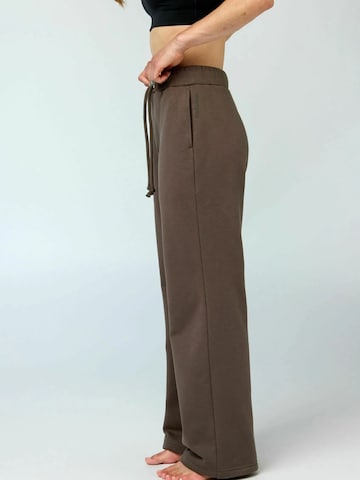 Regular Pantalon ' Millie ' Girlfriend Collective en marron