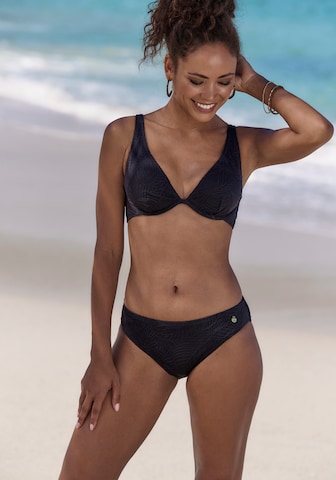 Slip costum de baie de la LASCANA pe negru: față