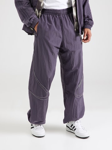 ADIDAS ORIGINALS - Loosefit Pantalón 'Adilenium Season 4 Teamgeist' en lila: frente