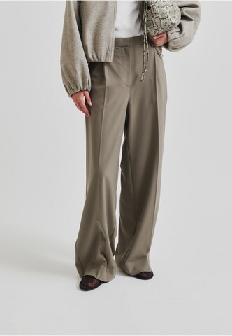 SECOND FEMALE Wide leg Pleat-Front Pants 'Carlane' in Brown: front
