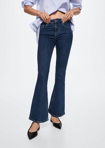 MANGO Flared Jeans in Blauw: voorkant