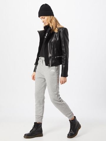 Effilé Pantalon ALPHA INDUSTRIES en gris