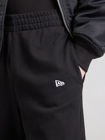 NEW ERA regular Παντελόνι 'ESSENTIALS' σε μαύρο