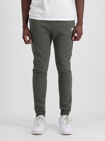 ALPHA INDUSTRIES Ozke Hlače | zelena barva: sprednja stran