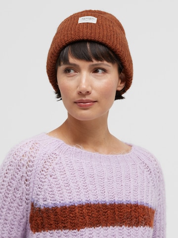 SENSES.THE LABEL Strickmütze ARI:ANE mit Label Patch in Braun: Vorderseite