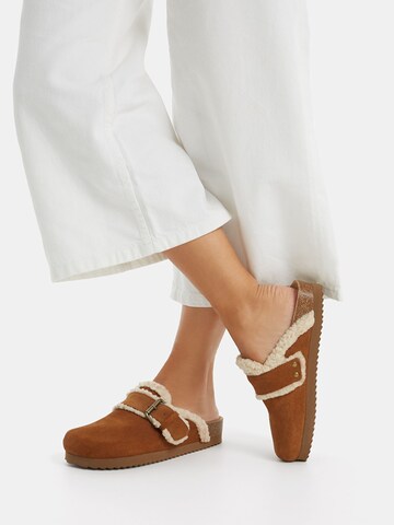 Bershka Slipper in Brown: front