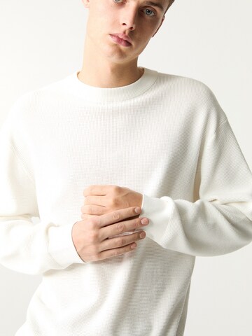Pull&Bear Sweater in White