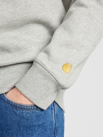 Carhartt WIP Sweatshirt 'Chase' i grå