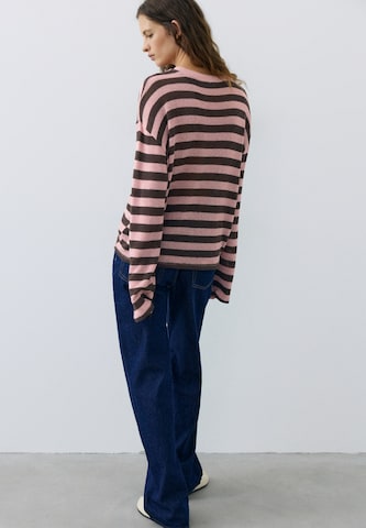 Pulover de la Pull&Bear pe roz