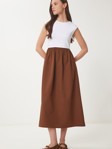 Happiness İstanbul Kleid in Braun