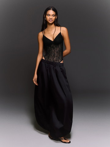 Tricou body de la Bershka pe negru