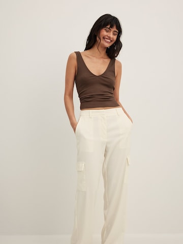 Wide Leg Pantalon cargo NA-KD en beige : devant