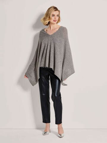 MADELEINE Cape in Grau