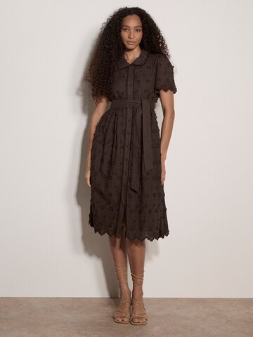 Apricot Cotton Floral Embroidered Midi Dress ' ' in Braun: Vorderseite