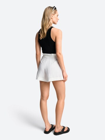 Rich & Royal - Loosefit Calças com pregas em branco