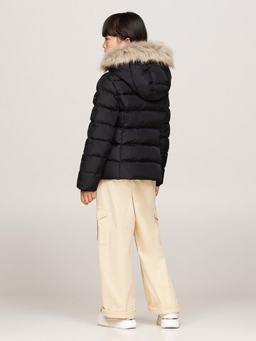 TOMMY HILFIGER Jacke 'ESSENTIAL' in Schwarz