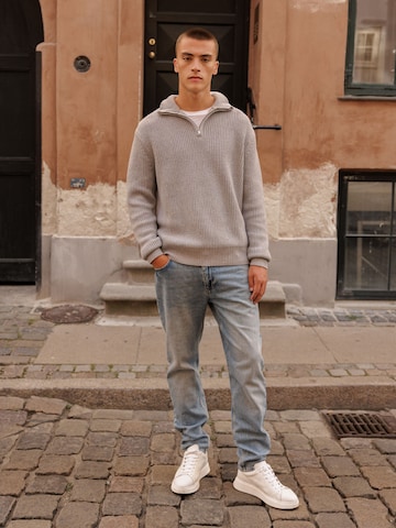 DAN FOX APPAREL Свитер 'Leart' в Серый