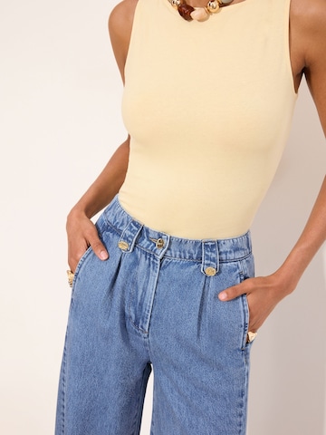 Tapered Jeans con pieghe di Lipsy in blu