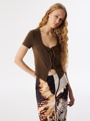 T-shirt ' Regular Fit Decorative Tie ' Twist en marron : devant