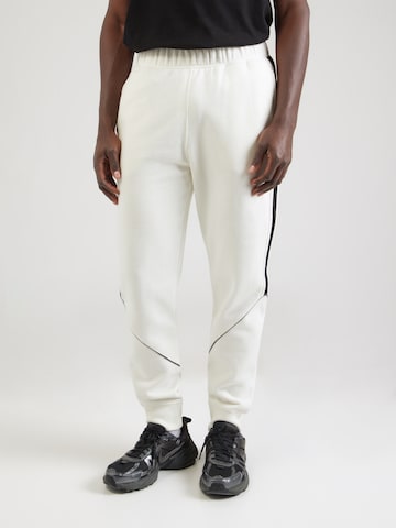 Champion Authentic Athletic Apparel Tapered Παντελόνι σε λευκό: μπροστά