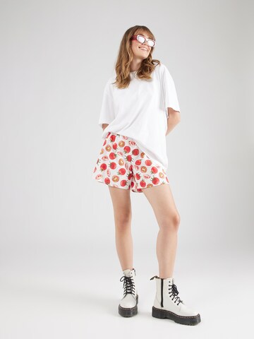 PIECES Regular Shorts 'TOMATO' in Weiß