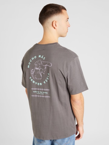Denim Project - Camiseta 'Mucho Más' en gris: frente