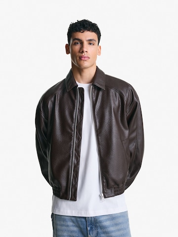 Geacă de primăvară-toamnă de la Bershka pe maro: față