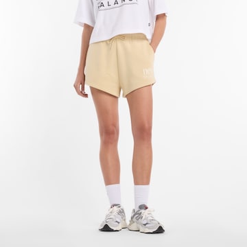 regular Pantaloni 'Reimagined' di new balance in giallo: frontale