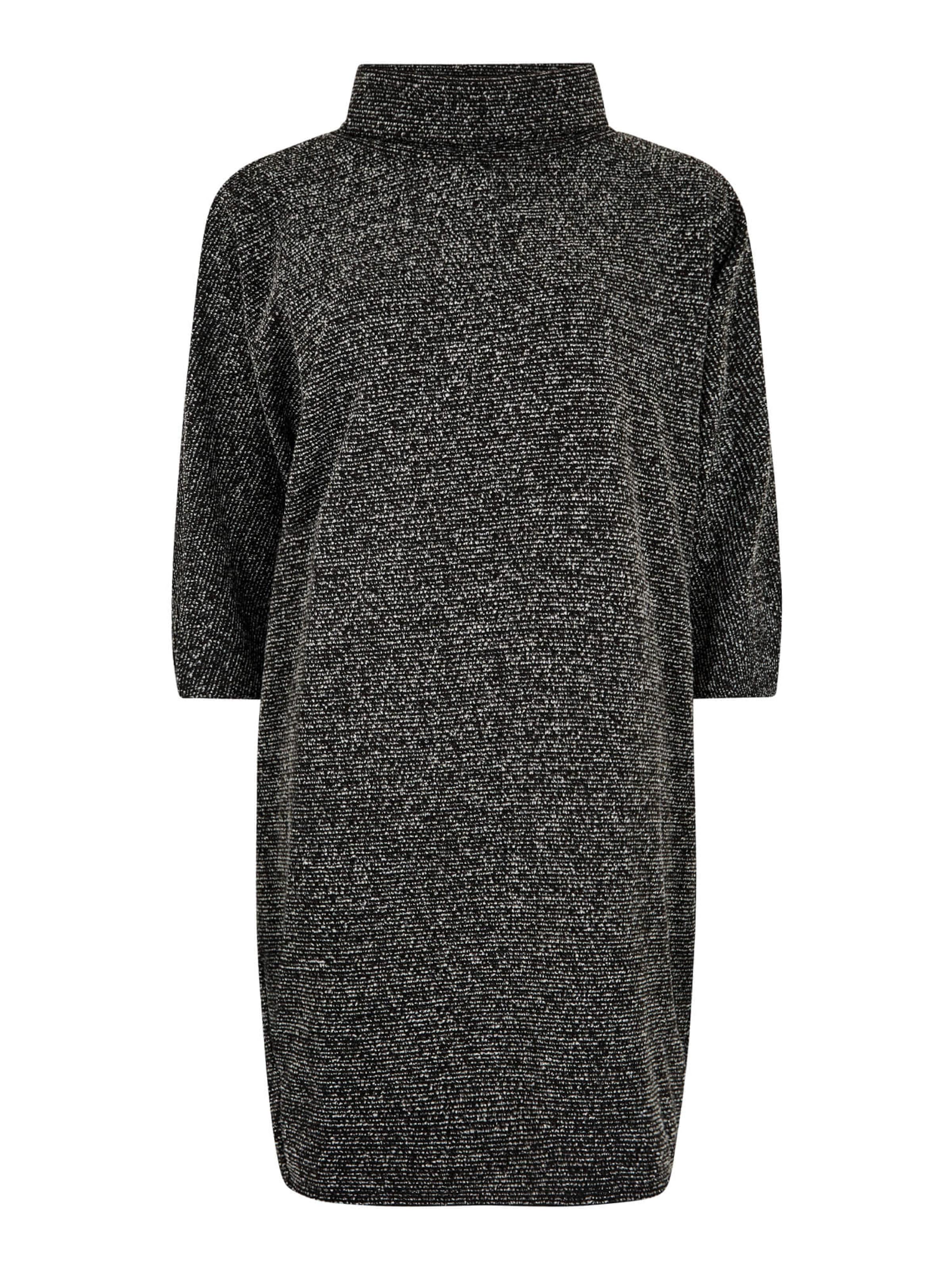 Robe oversize Apricot en noir : devant