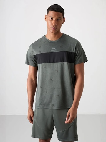 T-Shirt fonctionnel Tommy Life en vert : devant