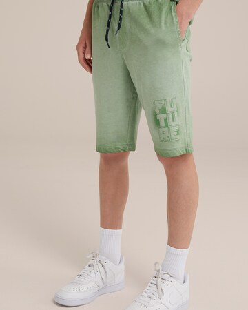 WE Fashion Regular Trousers in Green