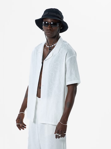 VAMOS CLO Comfort fit Button Up Shirt 'Amaranth' in White