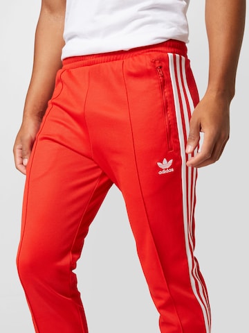 Coupe slim Pantalon 'Adicolor Classics Beckenbauer Primeblue' ADIDAS ORIGINALS en rouge