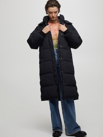 Pull&Bear Winter Coat in Black: front