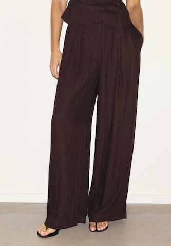 Wide Leg Pantalon à pince Pull&Bear en marron : devant