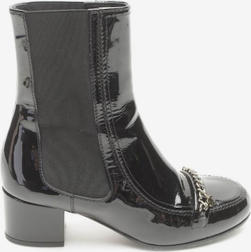 CHANEL Stiefeletten 37,5 in Schwarz: predná strana