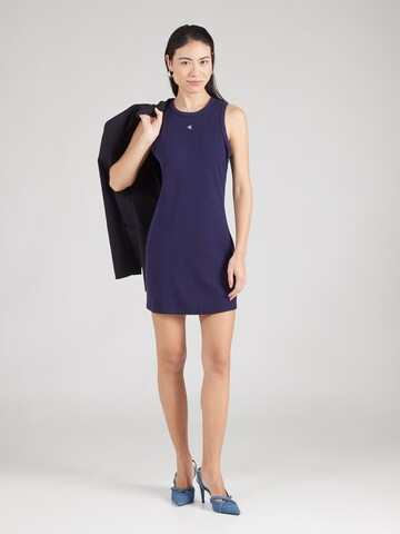 Rochie de la Calvin Klein Jeans pe albastru: față