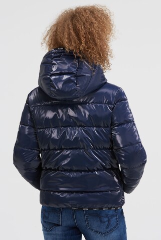 Soccx Glänzende Steppjacke mit Kapuze und Logo-Bändern in Blau