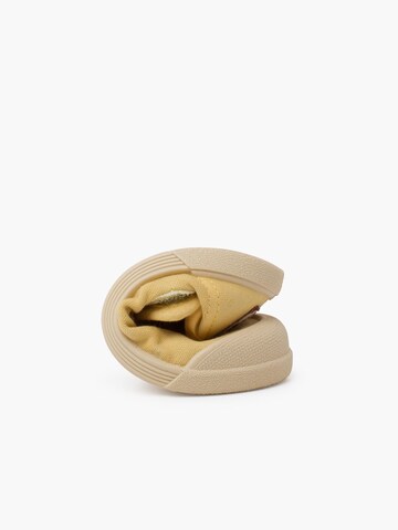 Scarpina primi passi di Pisamonas in giallo