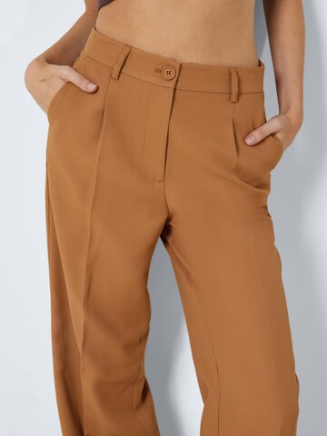 Loosefit Pantaloni con pieghe 'Drewie' di Noisy may in marrone
