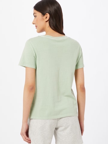 Tricou de la GAP pe verde