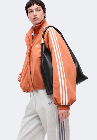 ADIDAS ORIGINALS Välikausitakki 'Adilenium Season 6' värissä punainen